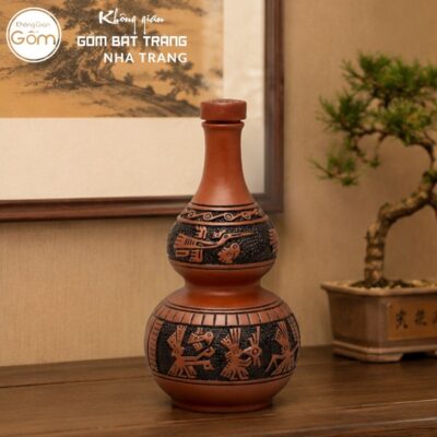 Nậm rượu gốm sứ Bát Tràng dáng hồ lô màu đỏ cam khắc hoạ tiết Đông Sơn Âu Lạc dung tích 1 lít NT-NR04 - Chi tiết 1