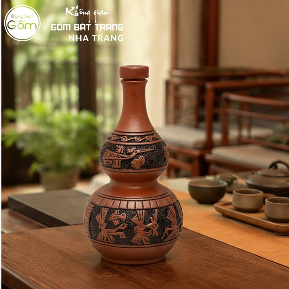 Nậm rượu gốm sứ Bát Tràng dáng hồ lô màu đỏ cam khắc hoạ tiết Đông Sơn Âu Lạc dung tích 1 lít NT-NR04 - Chi tiết 2