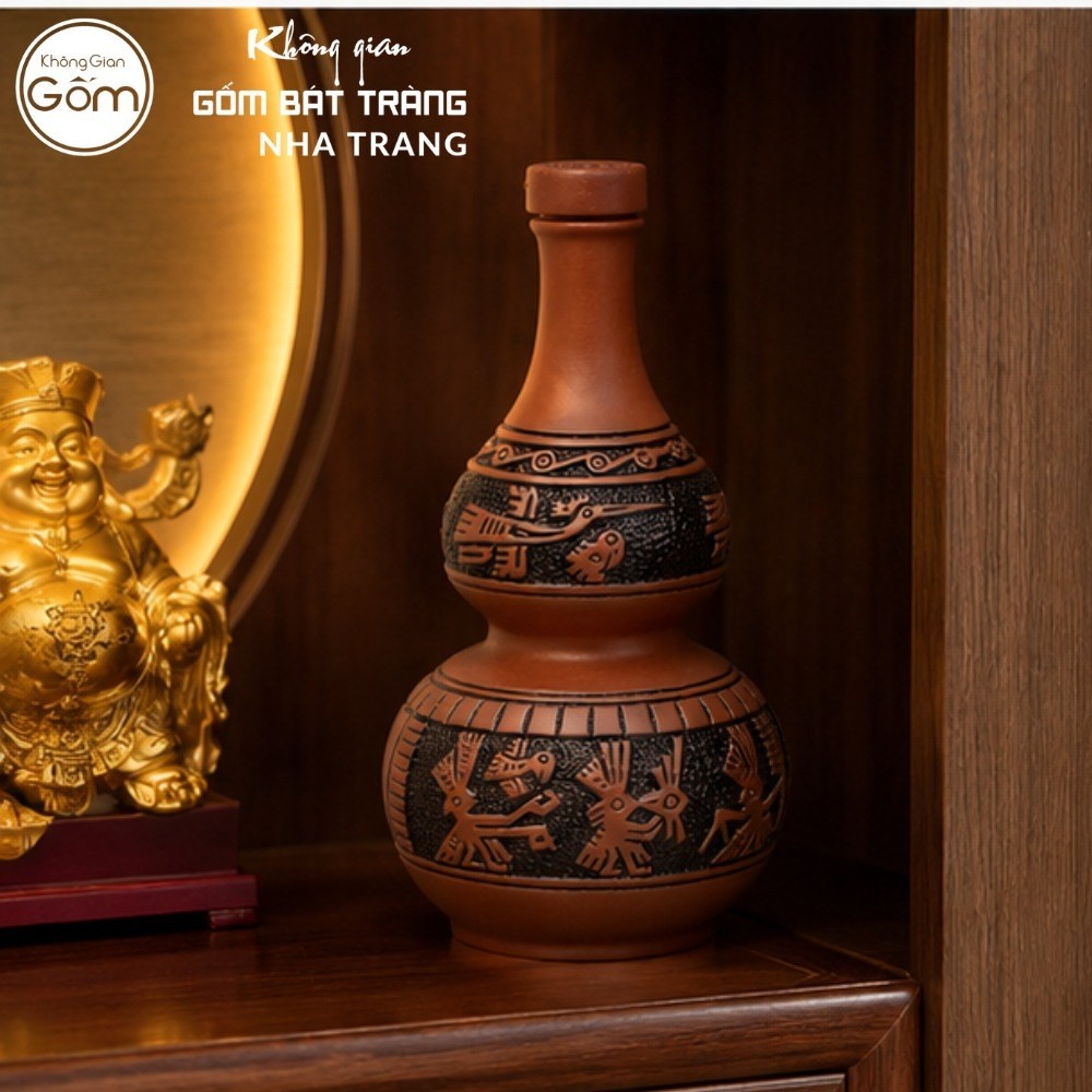 Nậm rượu gốm sứ Bát Tràng dáng hồ lô màu đỏ cam khắc hoạ tiết Đông Sơn Âu Lạc dung tích 1 lít NT-NR04 - Chi tiết 3