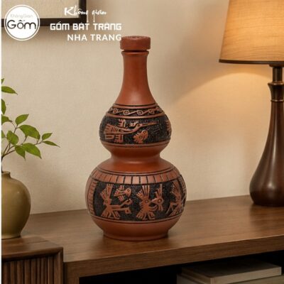 Nậm rượu gốm sứ Bát Tràng dáng hồ lô màu đỏ cam khắc hoạ tiết Đông Sơn Âu Lạc dung tích 1 lít NT-NR04 - Chi tiết 4