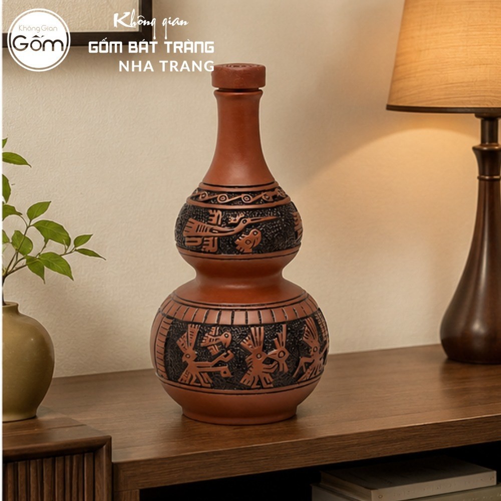 Nậm rượu gốm sứ Bát Tràng dáng hồ lô màu đỏ cam khắc hoạ tiết Đông Sơn Âu Lạc dung tích 1 lít NT-NR04 - Chi tiết 4