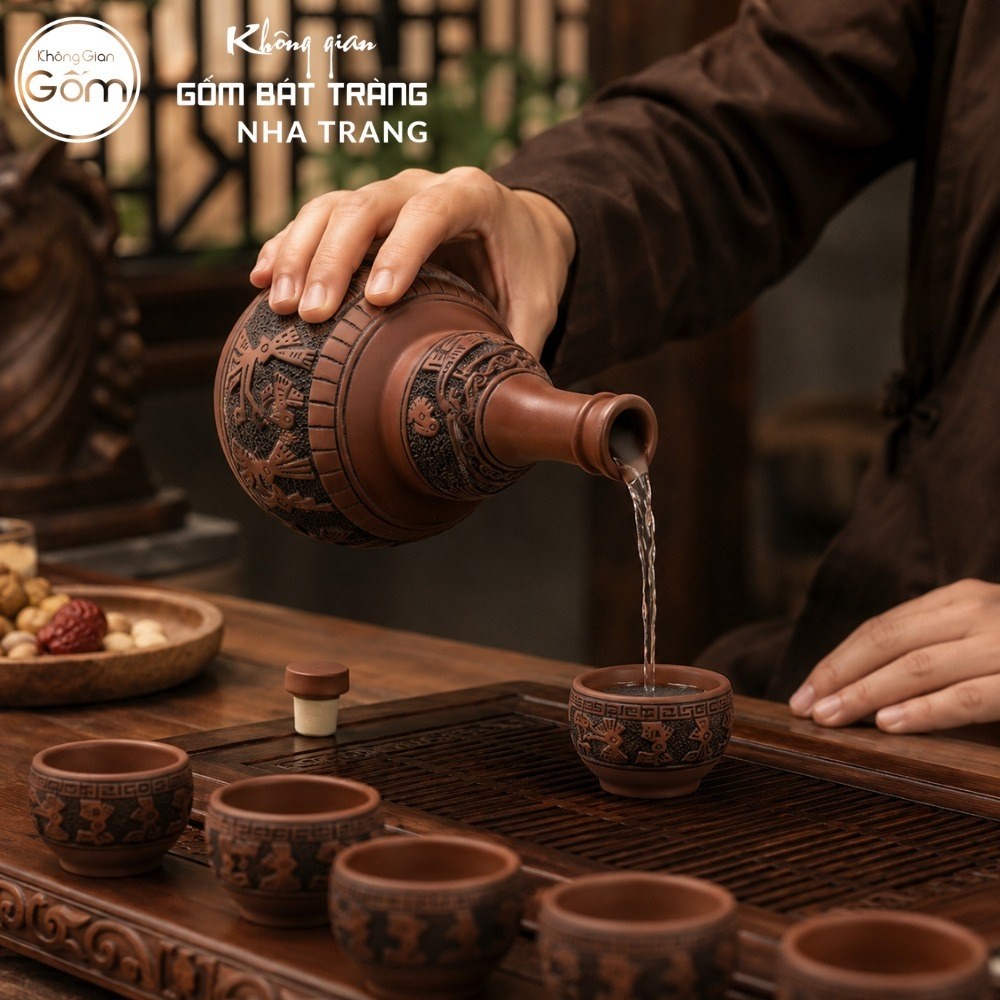 Nậm rượu gốm sứ Bát Tràng dáng hồ lô màu đỏ cam khắc hoạ tiết Đông Sơn Âu Lạc dung tích 1 lít NT-NR04 - Chi tiết 5