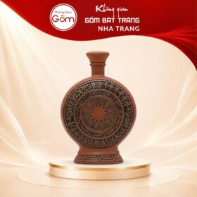 Nậm rượu gốm sứ Bát Tràng dáng mặt trống đồng màu đỏ cam khắc chạm hoạ tiết Đông Sơn Âu Lạc dung tích 1 lít NT-NR06 - Ảnh đại diện