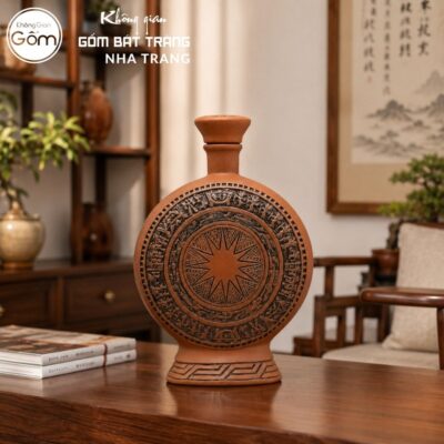 Nậm rượu gốm sứ Bát Tràng dáng mặt trống đồng màu đỏ cam khắc chạm hoạ tiết Đông Sơn Âu Lạc dung tích 1 lít NT-NR06 - Chi tiết 1