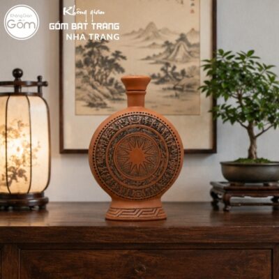 Nậm rượu gốm sứ Bát Tràng dáng mặt trống đồng màu đỏ cam khắc chạm hoạ tiết Đông Sơn Âu Lạc dung tích 1 lít NT-NR06 - Chi tiết 2