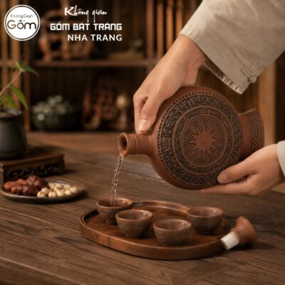 Nậm rượu gốm sứ Bát Tràng dáng mặt trống đồng màu đỏ cam khắc chạm hoạ tiết Đông Sơn Âu Lạc dung tích 1 lít NT-NR06 - Chi tiết 4