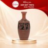 Nậm rượu gốm sứ Bát Tràng dáng trụ vát màu đỏ cam chạm tích Lạc Việt dung tích 1 lít NT-NR08 - Ảnh đại diện