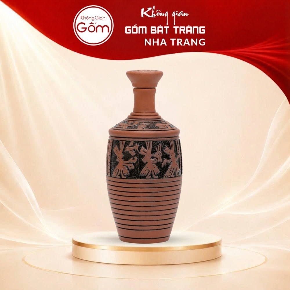 Nậm rượu gốm sứ Bát Tràng dáng trụ vát màu đỏ cam chạm tích Lạc Việt dung tích 1 lít NT-NR08