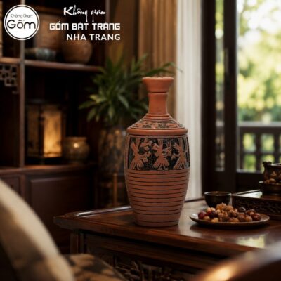 Nậm rượu gốm sứ Bát Tràng dáng trụ vát màu đỏ cam chạm tích Lạc Việt dung tích 1 lít NT-NR08 - Chi tiết 1