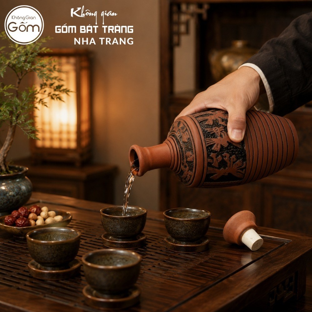 Nậm rượu gốm sứ Bát Tràng dáng trụ vát màu đỏ cam chạm tích Lạc Việt dung tích 1 lít NT-NR08 - Chi tiết 5