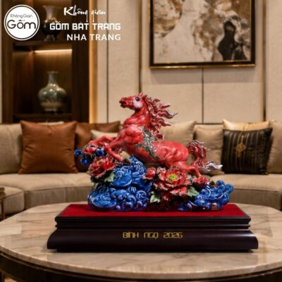 Tượng ngựa gốm sứ Bát Tràng cưỡi mây màu đỏ trang trí hoa mẫu đơn NT-TLV03 - Chi tiết 2
