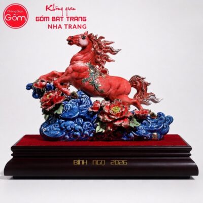 Tượng ngựa gốm sứ Bát Tràng cưỡi mây màu đỏ trang trí hoa mẫu đơn NT-TLV03 - Chi tiết 4