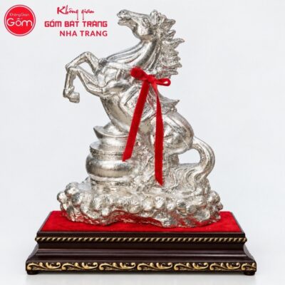 Tượng ngựa gốm sứ Bát Tràng dát bạc thắt nớ đỏ NT-TLV06 - Chi tiết 1