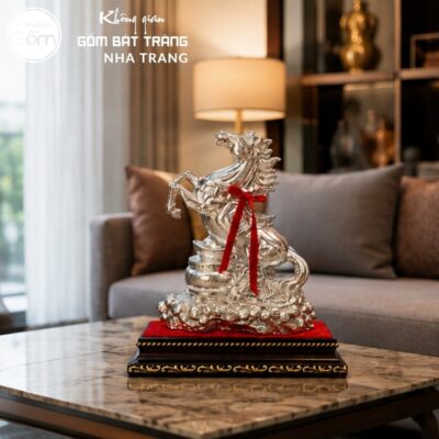 Tượng ngựa gốm sứ Bát Tràng dát bạc thắt nớ đỏ NT-TLV06 - Chi tiết 2