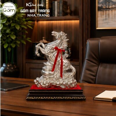 Tượng ngựa gốm sứ Bát Tràng dát bạc thắt nớ đỏ NT-TLV06 - Chi tiết 3