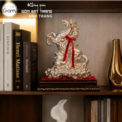 Tượng ngựa gốm sứ Bát Tràng dát bạc thắt nớ đỏ NT-TLV06 - Chi tiết 4