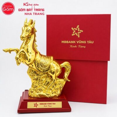Tượng ngựa gốm sứ Bát Tràng dát vàng 24K cao cấp NT-TLV07 - Chi tiết 2