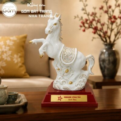 Tượng ngựa gốm sứ Bát Tràng màu trắng vẽ vàng NT-TLV04 - Chi tiết 2