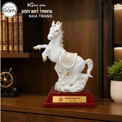 Tượng ngựa gốm sứ Bát Tràng màu trắng vẽ vàng NT-TLV04 - Chi tiết 3