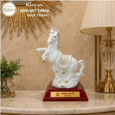 Tượng ngựa gốm sứ Bát Tràng màu trắng vẽ vàng NT-TLV04 - Chi tiết 5