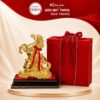 Tượng ngựa quà tặng gốm sứ Bát Tràng dát vàng 24K thắt nơ đỏ NT-TLV05 - Ảnh đại diện