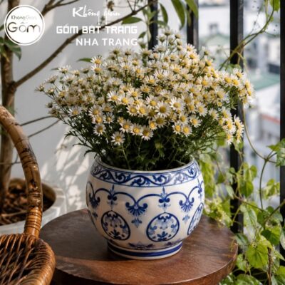 Bình Hoa Dáng Chum Tròn Cắm Hoa Men Lam Hoa Văn Cúc Dây Cổ Điển NT-LH08 - Chi tiết 3
