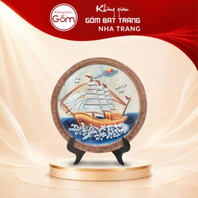 Đĩa biểu trưng gốm sứ vẽ Thuận Buồm Xuôi Gió đắp nổi 30cm NT-DBT06