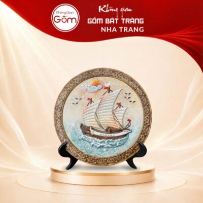 Đĩa sứ biểu trưng Bát Tràng vẽ Thuận Buồm Xuôi Gió đắp nổi 30cm NT-DBT05