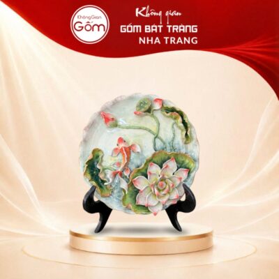 Đĩa sứ trưng bày họa tiết vũ điệu đầm sen đắp nổi vẽ màu 30cm NT-DBT03