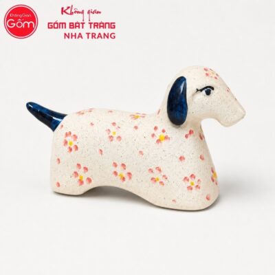 Tượng chó đốm gốm sứ Bát Tràng men tiêu vẽ hoa kích thước H10 x R5.5 x D17,5 cm NT-TGS01 - Chi tiết 1