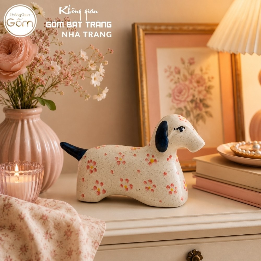 Tượng chó đốm gốm sứ Bát Tràng men tiêu vẽ hoa kích thước H10 x R5.5 x D17,5 cm NT-TGS01 - Chi tiết 4