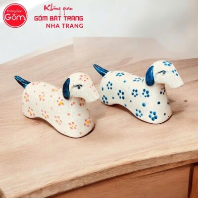 Tượng chó đốm gốm sứ Bát Tràng men tiêu vẽ hoa kích thước H10 x R5.5 x D17,5 cm NT-TGS01 - Chi tiết 5