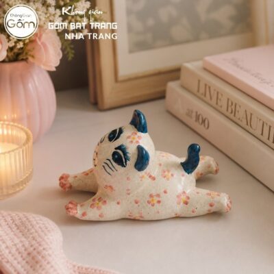 Tượng mèo nằm duỗi chân gốm sứ Bát Tràng men tiêu vẽ hoa kích thước H10 x R9.5 x D17cm NT-TGS02 - Chi tiết 3