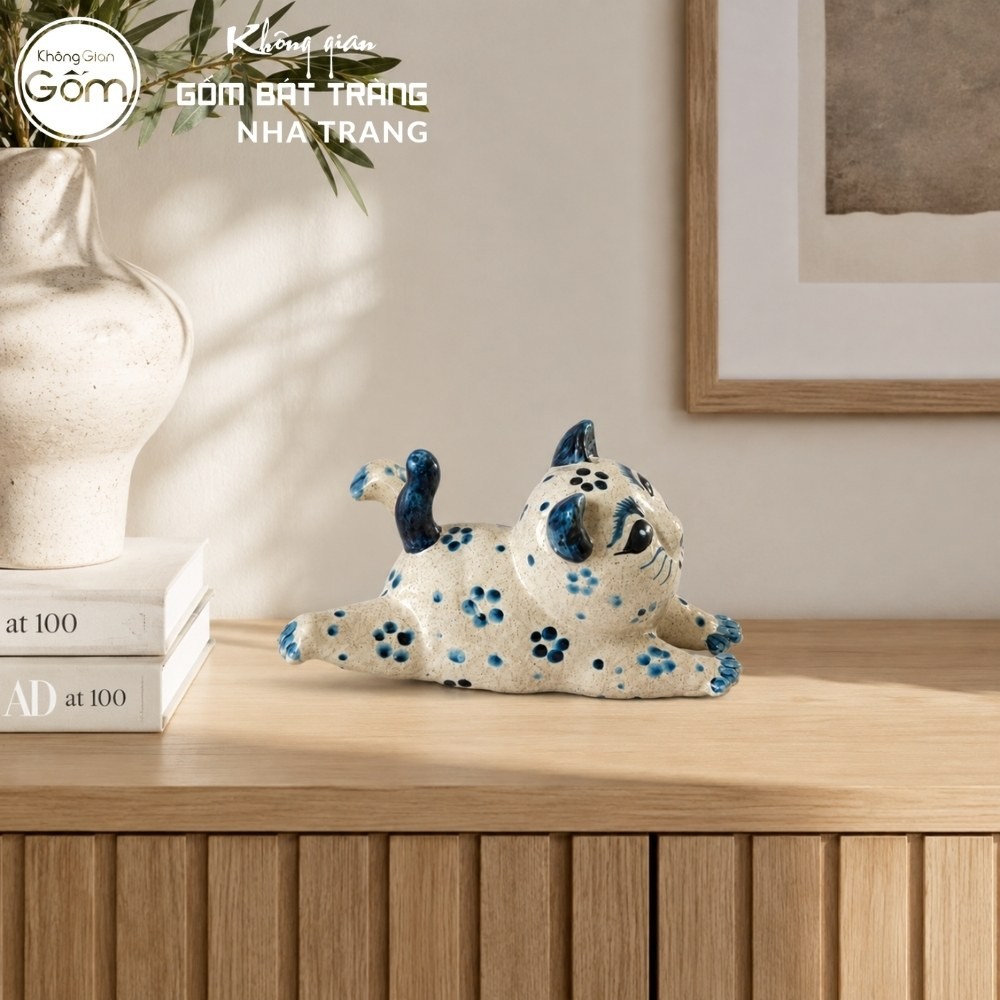 Tượng mèo nằm duỗi chân gốm sứ Bát Tràng men tiêu vẽ hoa kích thước H10 x R9.5 x D17cm NT-TGS02 - Chi tiết 4