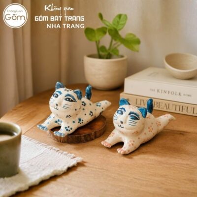Tượng mèo nằm duỗi chân gốm sứ Bát Tràng men tiêu vẽ hoa kích thước H10 x R9.5 x D17cm NT-TGS02 - Chi tiết 5