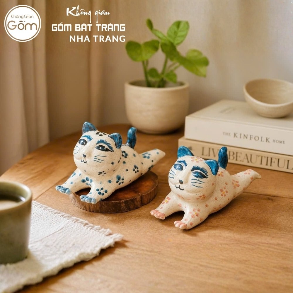 Tượng mèo nằm duỗi chân gốm sứ Bát Tràng men tiêu vẽ hoa kích thước H10 x R9.5 x D17cm NT-TGS02 - Chi tiết 5