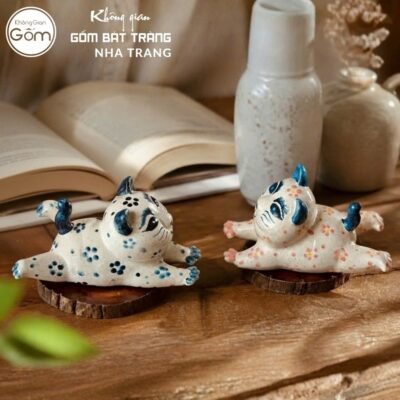 Tượng mèo nằm duỗi chân gốm sứ Bát Tràng men tiêu vẽ hoa kích thước H10 x R9.5 x D17cm NT-TGS02 - Chi tiết 6