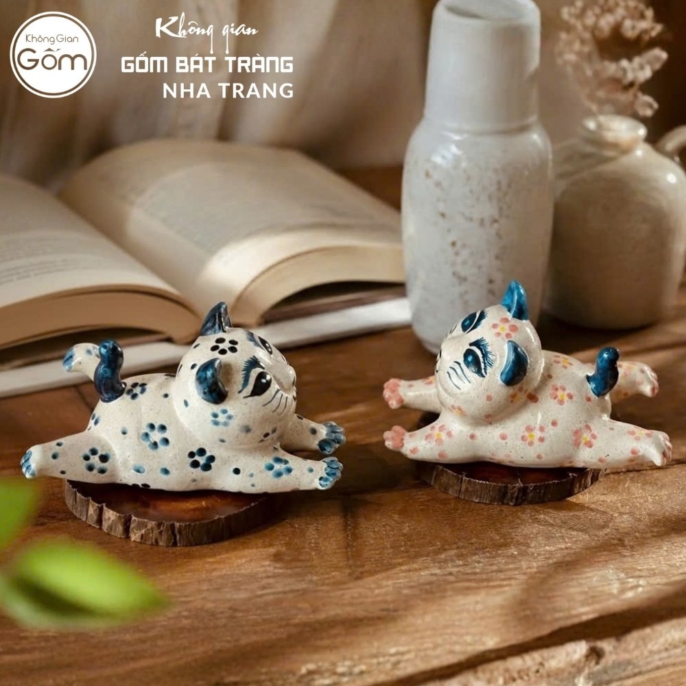 Tượng mèo nằm duỗi chân gốm sứ Bát Tràng men tiêu vẽ hoa kích thước H10 x R9.5 x D17cm NT-TGS02 - Chi tiết 6