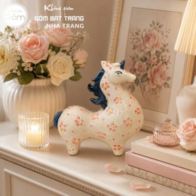 Tượng ngựa dáng thấp bờm xoè gốm sứ Bát Tràng men tiêu vẽ hoa kích thước H17 x R7 x D15cm NT-TGS05 - Chi tiết 3